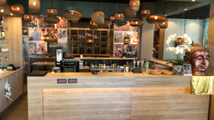 Bardelen på restaurangen i ljust träd