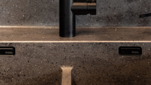 detaljbild över en inbyggd dubbelvask.