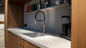 Köksbänk med inbyggd vask i corian kompositmaterial AshConcrete.