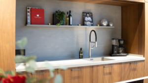 Köksbänk med inbyggd vask i corian kompositmaterial AshConcrete.