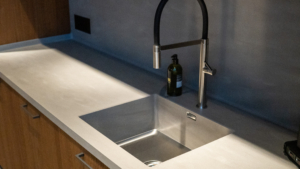 Köksbänk med inbyggd vask i corian kompositmaterial AshConcrete.