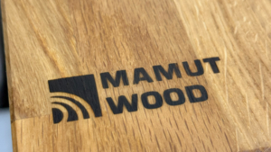 bänkskiva i massivt trä med mamut wood logga inbränd.